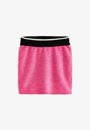 Priliehavá ružová pletená sukňa s čiernym rebrovaným pásom a bielou akcentovou líniou. Mýk rub, rovný strih, dĺžka po kolená.