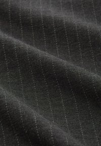 Donkere stof met een subtiel streepjespatroon in grijs. Soepele textuur met een lichte glans, die de details van het geweven materiaal laat zien.