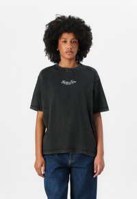 Guess Jeans SCRIPT TEE - Majica kratkih rukava s printom - jet black