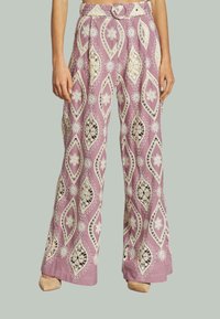 Pantaloni a gamba larga in lavanda con intricato ricamo crema che presenta motivi floreali e a diamante. Include una cintura in tessuto in vita.