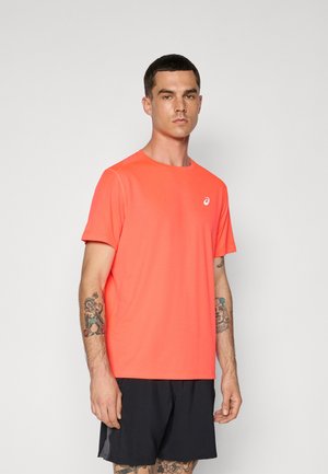 T-shirt à manches courtes et col rond en tissu orange vif. Présente un petit logo sur la poitrine gauche et une texture lisse.