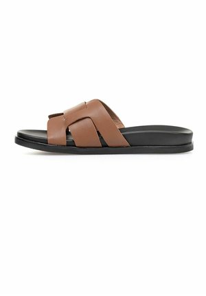 Czarna, męska płaska klapka z szerokimi, skrzyżowanymi brązowymi skórzanymi paskami i zaokrąglonym noskiem na białym tle.