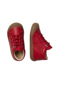 Scarpe per bambini in pelle rossa con suole in gomma marrone, dotate di occhielli per lacci rotondi e lacci, mostrano una texture liscia e una forma arrotondata.