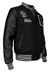 Svart varsity-jacka med ullkropp och läderärmar, randiga ribbade mudd och fåll, med broderade märken och logotyper.