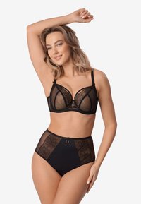 Czarny koronkowy biustonosz z przezroczystymi panelami i haftem w kwiaty; dopasowane majtki z wysokim stanem mają akcentowy pierścień i dekoracyjną siateczkę.