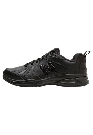 Sort atletiksneaker med snørelukning foran, polstret krave og tekstureret sål, med en stor "N"-logo på siden.