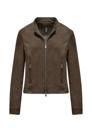 Giacca in finta pelle scamosciata marrone con zip frontale, colletto alzato e tasche laterali. Il design presenta una silhouette aderente e una texture liscia.