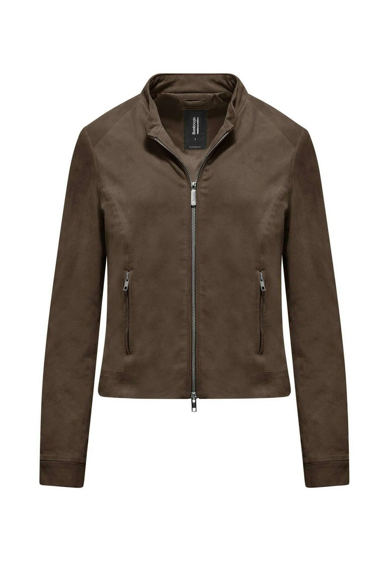 Giacca in finta pelle scamosciata marrone con zip frontale, colletto alzato e tasche laterali. Il design presenta una silhouette aderente e una texture liscia.