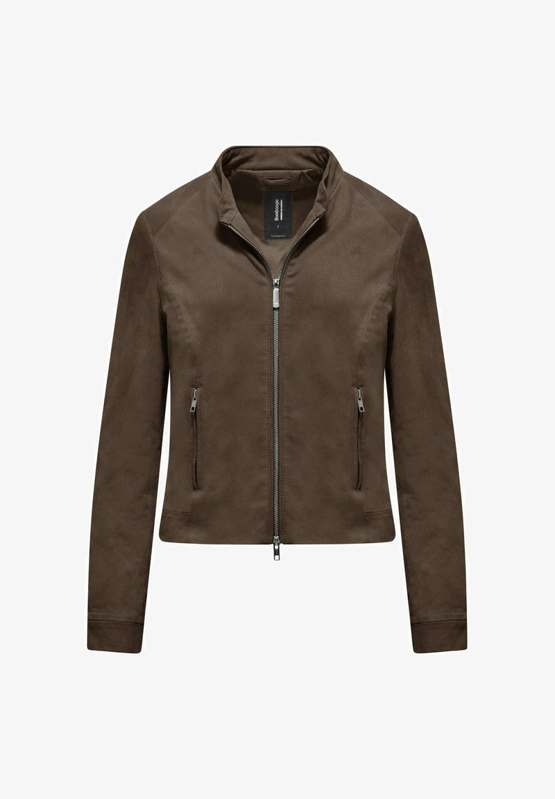 Giacca in finta pelle scamosciata marrone con zip frontale, colletto alzato e tasche laterali. Il design presenta una silhouette aderente e una texture liscia.