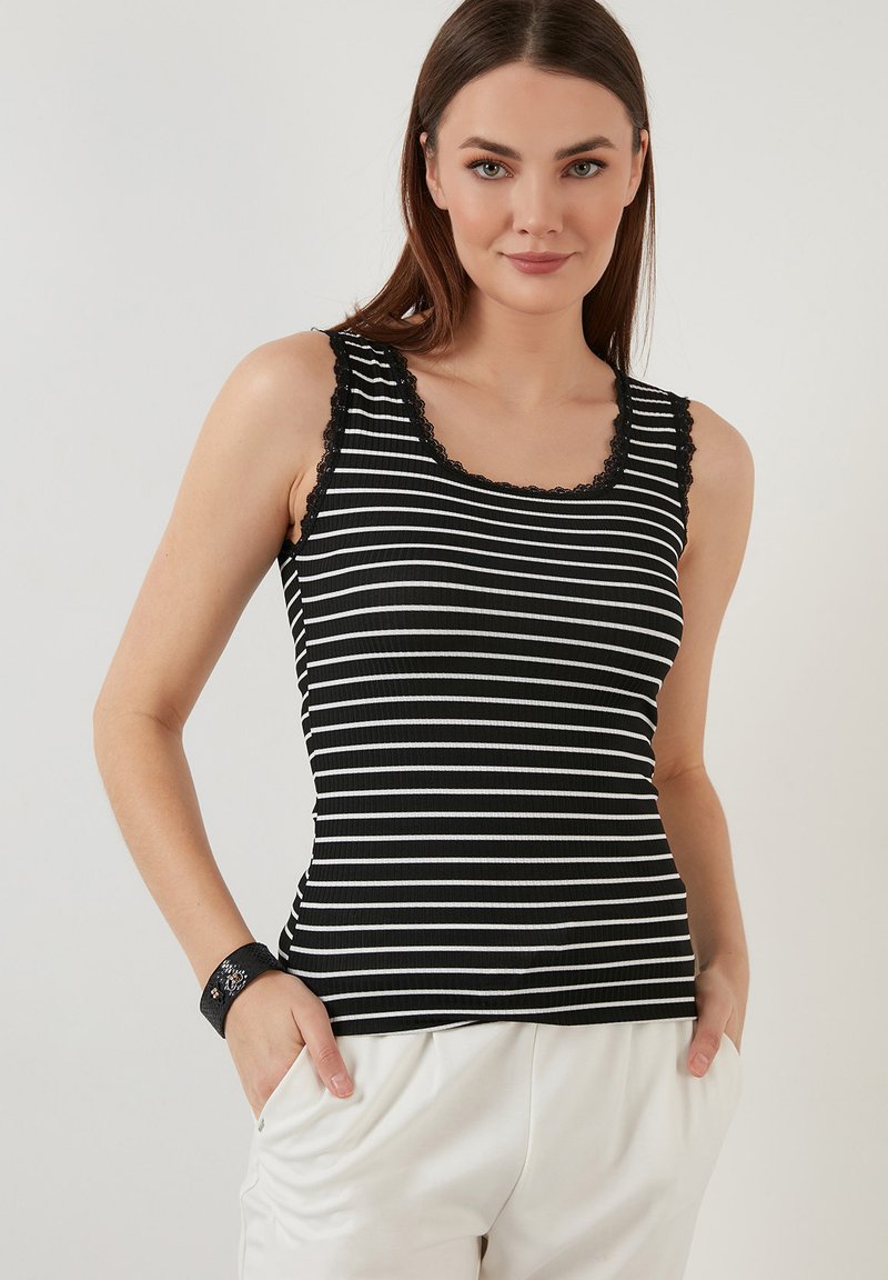Mustvalge triibuline tank top, millel on soonikkoes tekstuur ning pitsiline ääris kaeluse ja õlapaelte ümber.