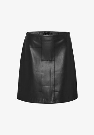 Schwarzer Lederrock mit einem quadratischen Patchwork-Design, glatter Textur, hoher Taille und gerader Silhouette. Keine sichtbaren Beschläge.