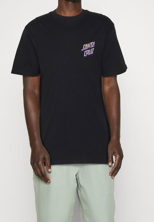 Czarna bawełniana koszulka z małym, wielokolorowym logo "SANTA CRUZ" na lewej piersi, z okrągłym dekoltem i krótkimi rękawami.