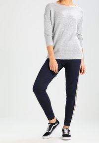 Vero Moda Strickpullover - mottled light grey