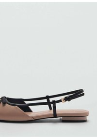 Bež sintetika slingback ravne cipele s crnim trakama. Imaju minimalistički dizajn i mali petu za stabilnost.