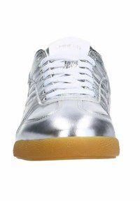 Zilverkleurige metallic sneakers met een gladde afwerking, witte veters en een rubberen zool van gom. Bevat gestikte accenten en een gevoerde kraag.