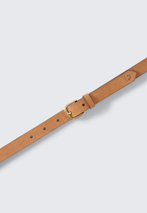 Hellbrauner Ledergürtel mit goldener rechteckiger Schnalle und fünf Einstelllöchern auf hellgrauem Hintergrund.