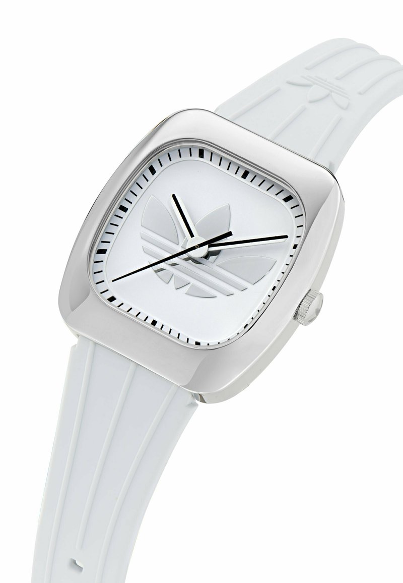 Orologio da polso bianco con cassa quadrata in argento, indicatori dei minuti neri, tre lancette nere e logo in rilievo sul quadrante e sul cinturino in silicone.