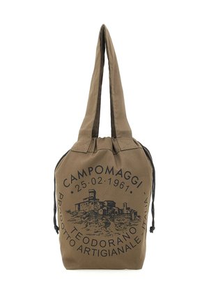 Borsa tote in tessuto marrone con manici lunghi, decorata con una stampa nera di un castello e testo. Chiusura con coulisse nella parte superiore.