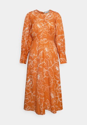 Vestido floral laranja com mangas longas, decote arredondado e cintura ajustada. Apresenta padrões florais brancos e uma saia fluida até ao joelho.