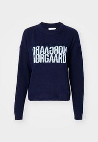 Maglione lavorato a maglia blu navy con polsini e orlo a coste, caratterizzato da testo azzurro "NORGAAARD" in evidenza sulla parte anteriore.