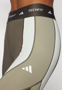 adidas Performance TECHFIT 7/8 - Trikoot - shadow olive/silver pebble
