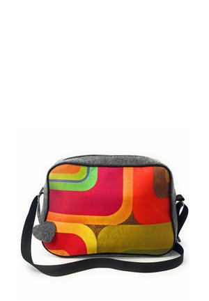 Sac messenger rétro avec un motif géométrique coloré en rouge, orange, jaune et vert. Bord en tissu gris et bandoulière noire ajustable.