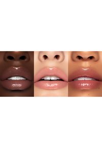 Tre set di labbra in diverse tonalità di pelle: marrone scuro, nudo chiaro e abbronzatura media. Tutte sono lucide, con una texture liscia e una forma naturale.