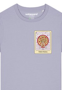 Lila T-Shirt mit kurzen Ärmeln, das ein Grafikbild einer Pizza mit grünen Belägen zeigt, eingerahmt in Beige mit dem Text „DIE PIZZA.“ Glattes Material.