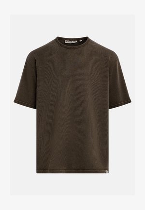 Tmavozelené olivové krátke tričko s textúrou, s okrúhlym výstrihom a krátkymi rukávmi, so malou značkovou etikietou na spodnom leme a vo vnútri okolo krku.
