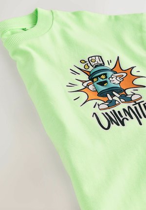 Lys grøn sweatshirt med ribbet hals; har et cartoon spraydåse grafik i sort, orange og blå med teksten "UNLIMITED."