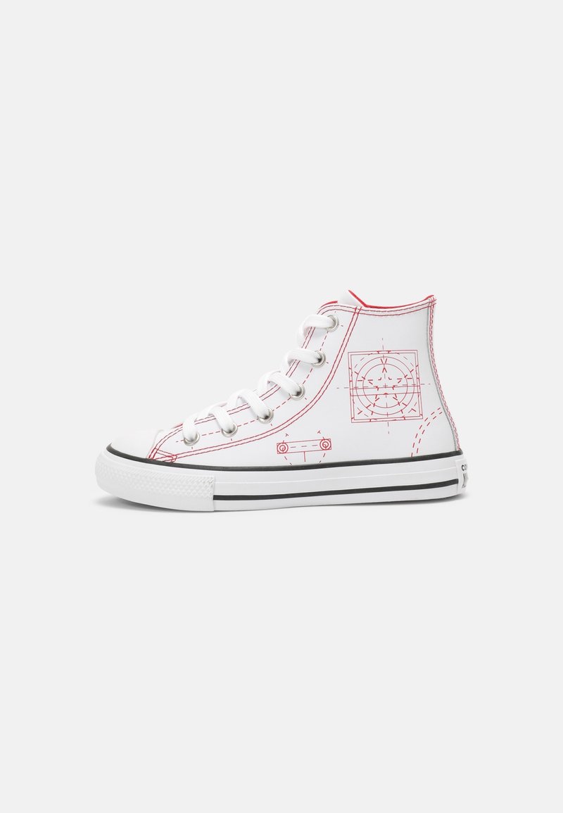 Baskets montantes blanches avec des lignes et marques rouges de style dessin technique, lacets blancs et semelle épaisse blanche avec des bandes noires.