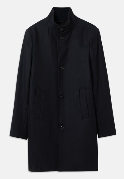 Jūras spēku zils vilnas mētelis ar augstu apkakli, pieciem priekšējiem pogām un divām sānu kabatām; ar taisnu griezumu un gludu tekstūru.