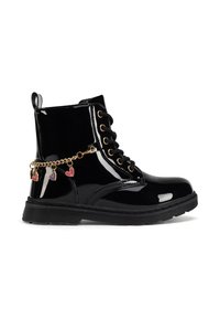 Botines de cuero negro tipo charol con cordones delanteros, ojales dorados y un detalle de cadena con dijes en forma de corazón. Suela de goma texturizada.