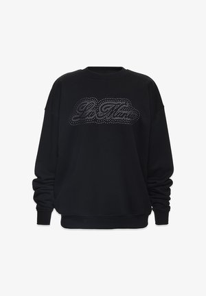 Čierna mikina s okrúhlym výstrihom, s texturovaným dizajnom z kamienkov, na ktorých je napísané "Buď môj" na prednej strane. Dlhé rukávy.