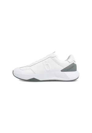Zapatilla blanca con parte superior de cuero liso, acentos en gris texturizado y un diseño de suela moderno. Presenta cordones y un logo en el costado.