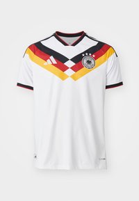 Weißes Fußballtrikot mit schwarzen, roten und gelben Chevron-Streifen, Logo des Deutschen Fußball-Bundes mit vier Sternen und Adidas-Branding.