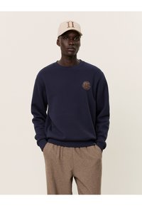 Les Deux GLOBE - Ikdienas džemperis - dark navy/tobacco brown