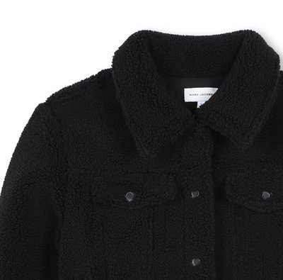 Zwarte fleece jas met een textuurafwerking, voorzien van een puntige kraag, drukknoopsluitingen en twee borstzakken.