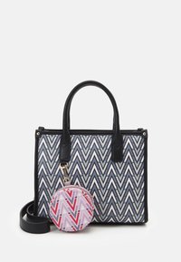 Sac fourre-tout à motif chevron noir et blanc avec une pochette zippée arrondie au design géométrique rose et rouge ; doté d'une bandoulière et de poignées robustes.