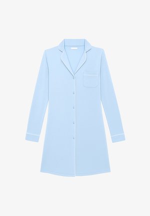 Svetle modrá noční košile s dlouhým rukávem, bílým lemováním, zapínáním na knoflíky, otevřeným límcem a jednou náprsní kapsou na bílém pozadí.