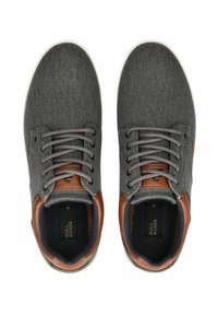 Sneakers in tessuto grigio con dettagli in pelle marrone, punta rotonda, lacci piatti e suola in gomma bianca. Etichetta del marchio visibile all'interno.