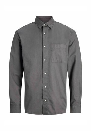 Tmavě šedá košile s dlouhým rukávem, na knoflíky, s límečkem a jednou náprsní kapsou, prezentovaná na čistém bílém pozadí.