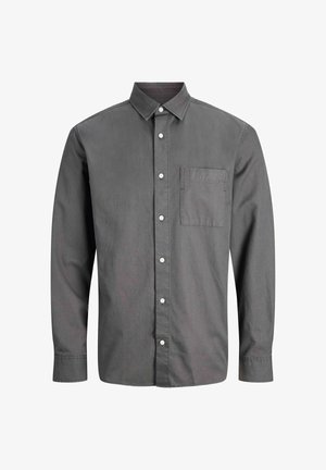 Tmavošedá košeľa s dlhým rukávom, zapínaná na gombíky, s golierom a jednou náprsníkovou vreckom, vystavená na jednofarebnom bielom pozadí.