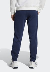 adidas Performance CLUB TEAMWEAR GRAPHIC TENNIS - Jogginghose - collegiate navy