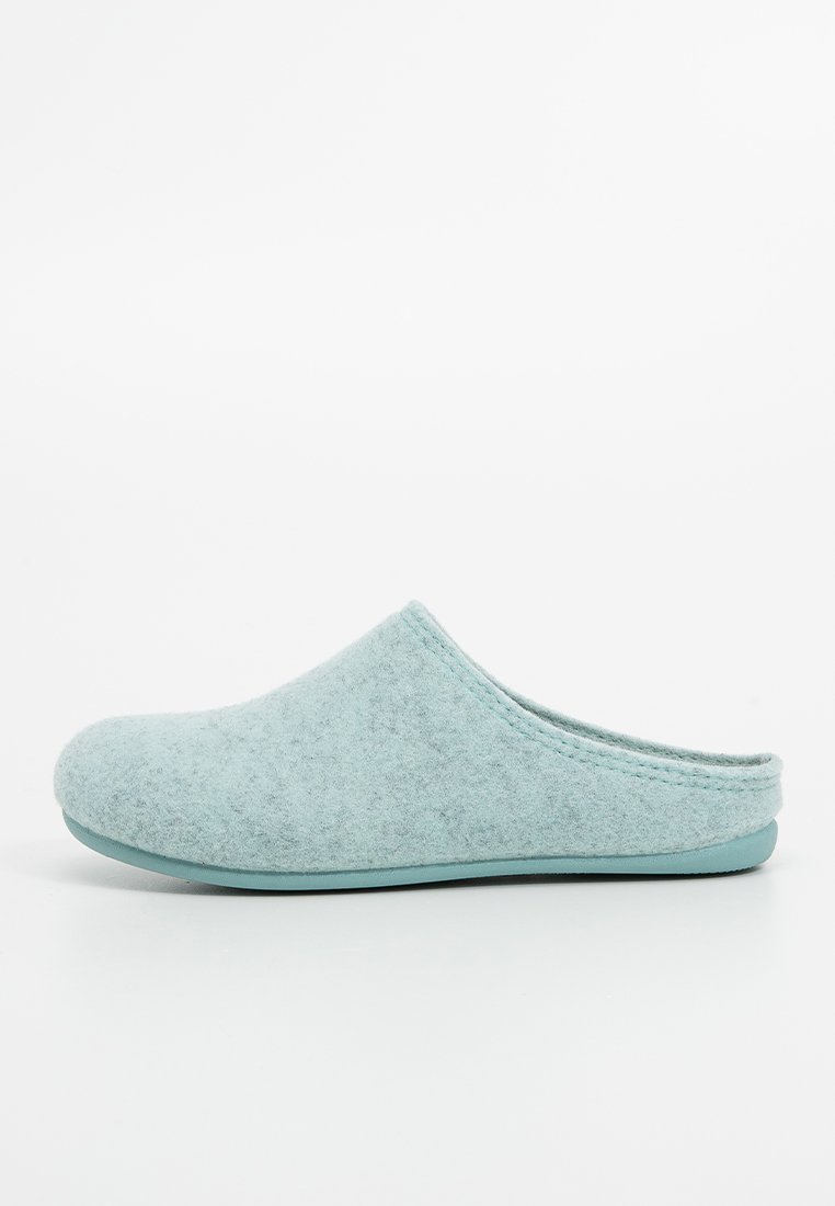 Hellblauer Filzschlappen mit runder Form, glatter Oberfläche und kontrastierender Gummisohle. Minimalistisches Design ohne sichtbare Beschläge.