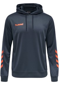 Sweat à capuche bleu foncé avec une texture légère et lisse. Logo "hummel" orange sur la poitrine et trois bandes le long de chaque manche.