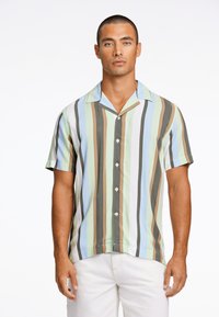 Camicia a maniche corte con bottoni, caratterizzata da righe verticali in verde menta, azzurro chiaro, marrone e crema. Collo casual e taglio morbido.