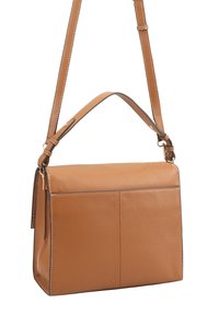 Tan leren schoudertas met een gestructureerd ontwerp, twee voorzakken, platte schouderriem en contrasterende stiksels.