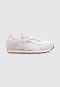 Zapatilla Puma de bajo perfil en crema y blanco con acentos en rosa claro, cordones blancos y suela de goma, vista lateral.