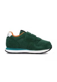 Sneaker verde in suede con accenti arancioni, fascia in velcro, soletta bianca e suola in gomma nera. Presenta una parte superiore testurizzata e un colletto imbottito.